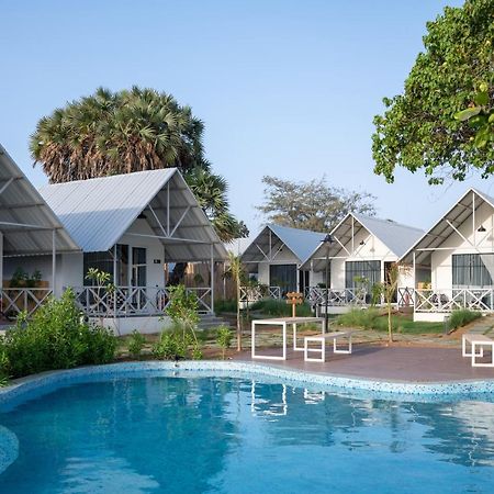 Praveg Beach Resort Daman Lighthouse Beach Exterior photo