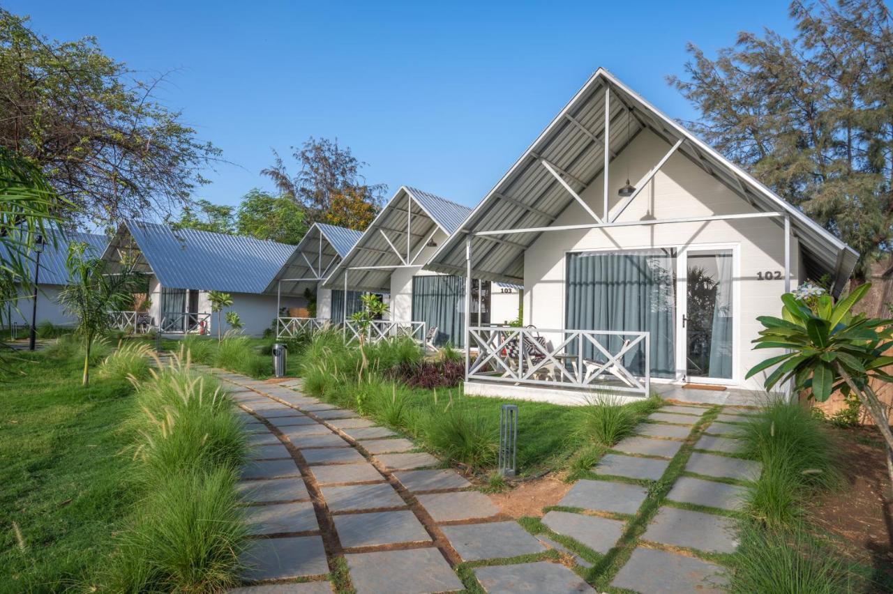 Praveg Beach Resort Daman Lighthouse Beach Exterior photo